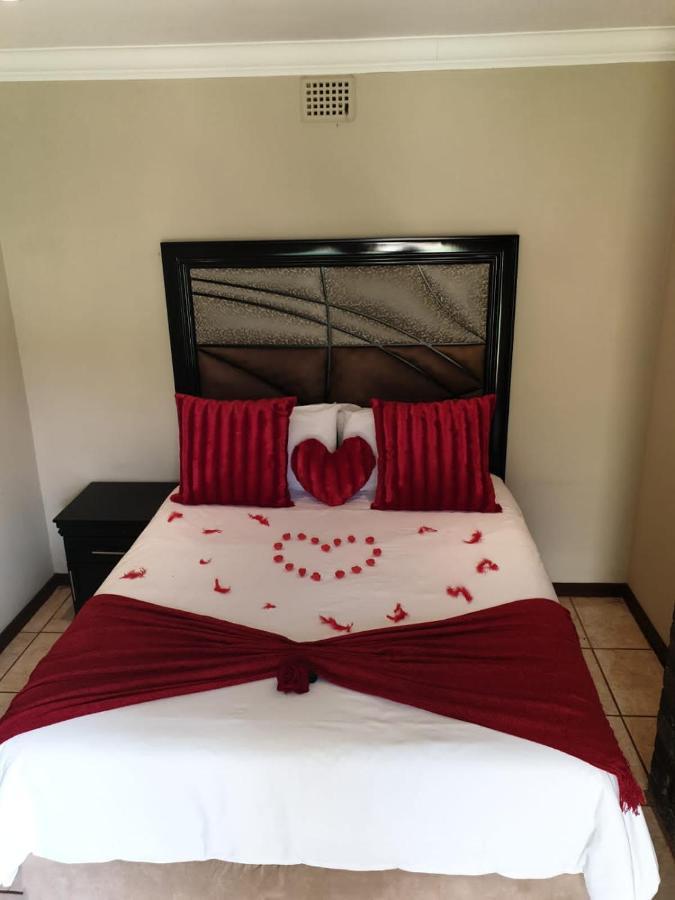 Suits Guest House & Bar Carletonville 外观 照片