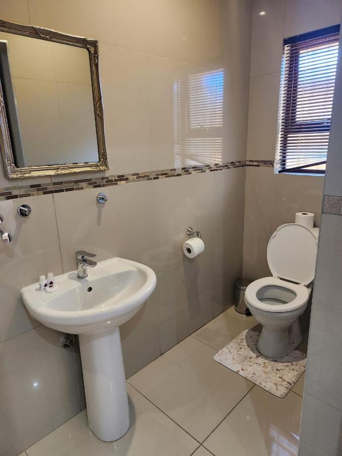 Suits Guest House & Bar Carletonville 外观 照片
