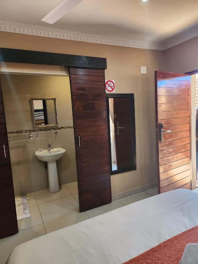 Suits Guest House & Bar Carletonville 外观 照片