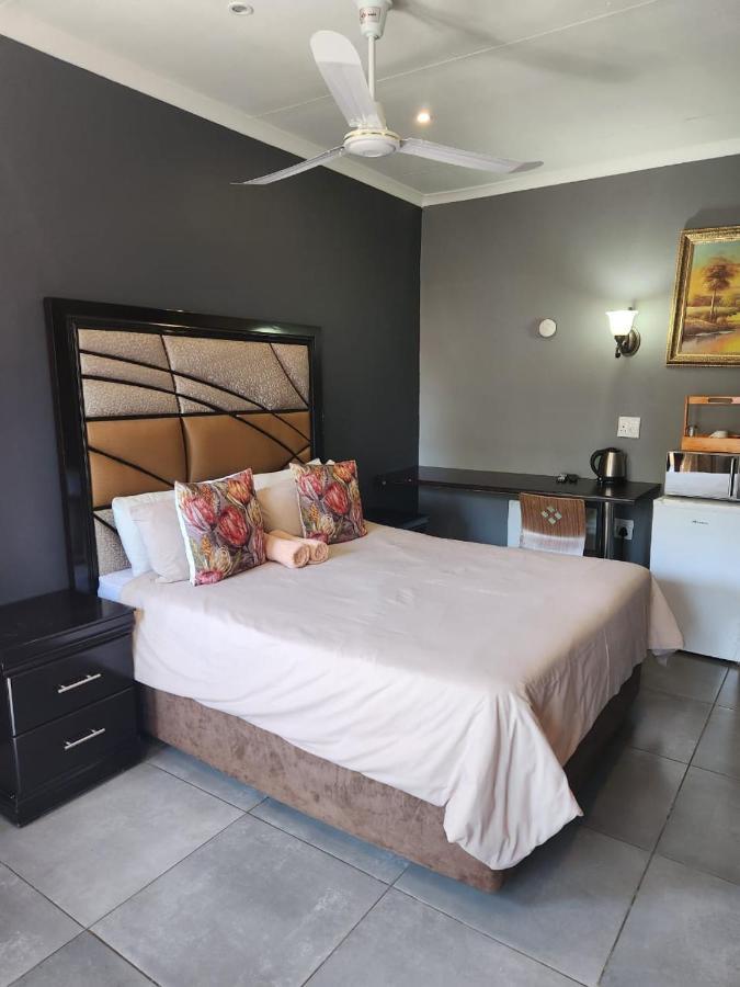 Suits Guest House & Bar Carletonville 外观 照片