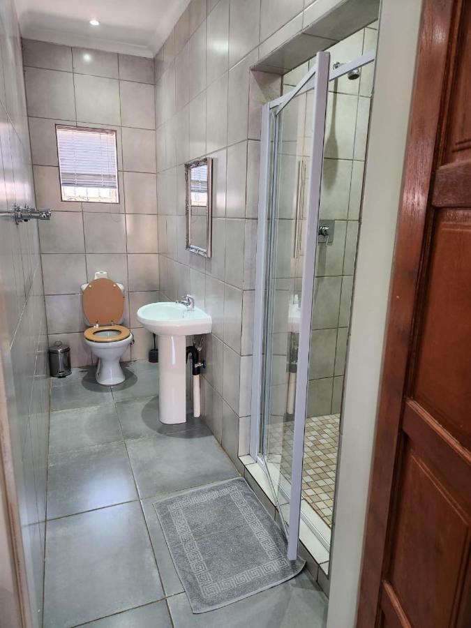 Suits Guest House & Bar Carletonville 外观 照片
