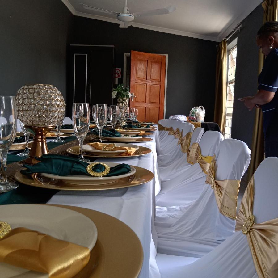 Suits Guest House & Bar Carletonville 外观 照片